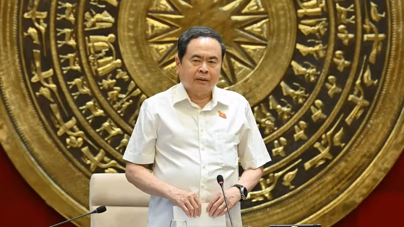 国会主席陈青敏在会上发表讲话。