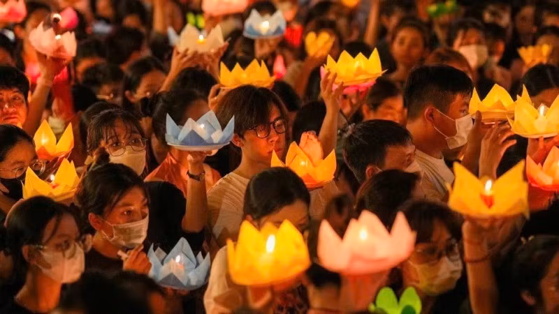 胡志明市法华寺举办的佛诞花灯节吸引了众多佛教徒和民众前来参加。（组委会供图）