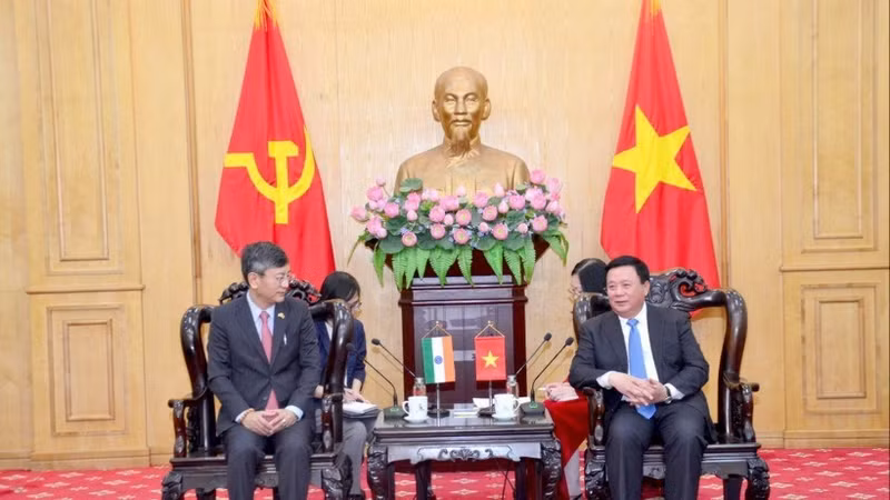 胡志明国家政治学院院长阮春胜会见印度共和国驻越特命全权大使采林·W·谢尔巴。（范强 摄）