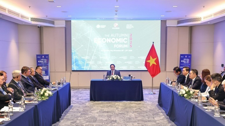 越南政府总理范明正与国际金融企业举行工作会谈。（图片来源：VGP）