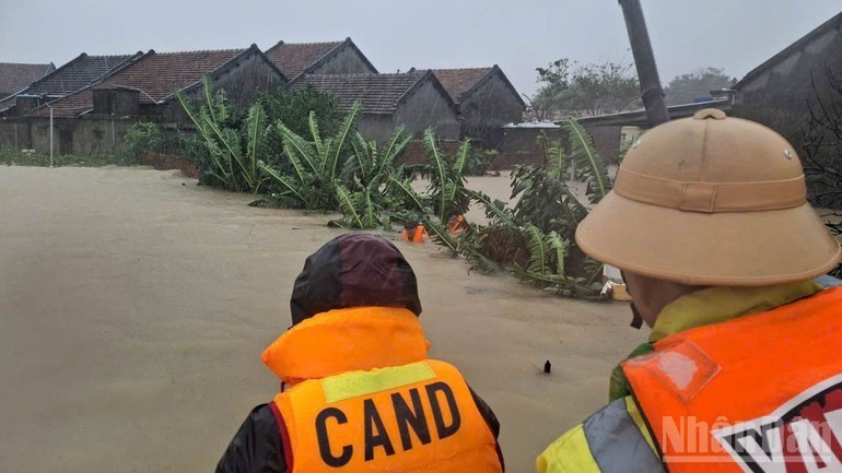 越南中部近期因洪灾遭受巨大损失。