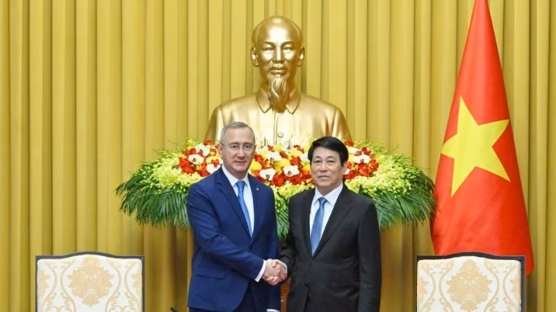 越南国家主席梁强会见俄罗斯卡卢加州州长弗拉迪斯拉夫·沙什帕。（水原 摄）