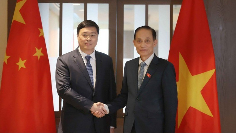 越南外交部长黎怀忠与中国广西壮族自治区政府主席韦韬。（图片来源：越通社）