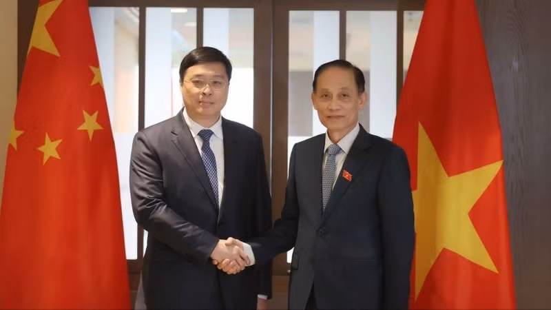 越南外交部长黎怀忠与中国广西壮族自治区政府主席韦韬。（图片来源：越通社）