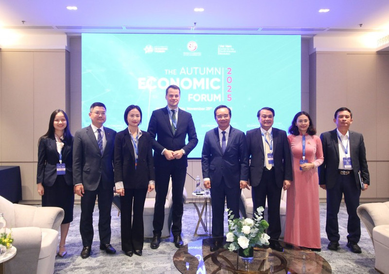 胡志明市人民委员会主席阮文得会见了世界经济论坛执⾏董事、⾸席技术官马思远（Stephan Mergenthaler）。（图片来源：越通社）