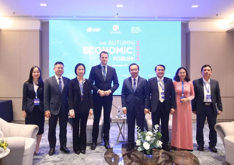 胡志明市人民委员会主席阮文得会见了世界经济论坛执⾏董事、⾸席技术官马思远（Stephan Mergenthaler）。（图片来源：越通社）