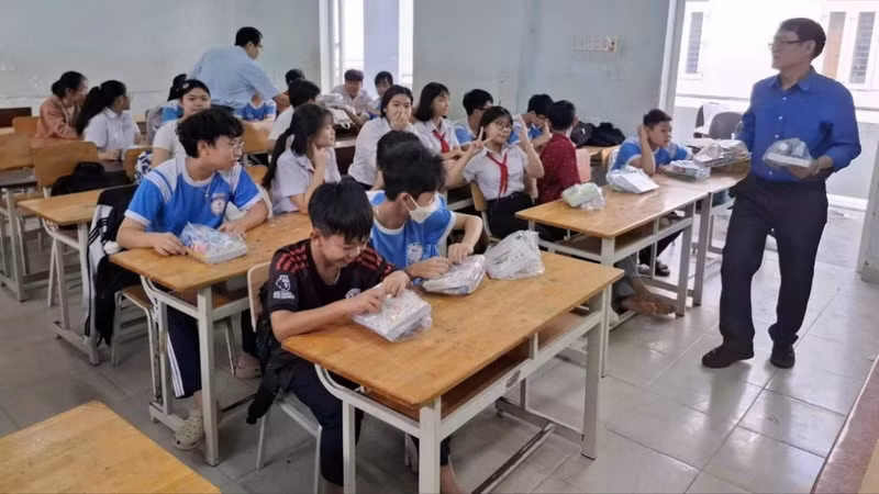 庆和省超过720所学校洪灾后迎接学生返校。（图片来源：VOV）