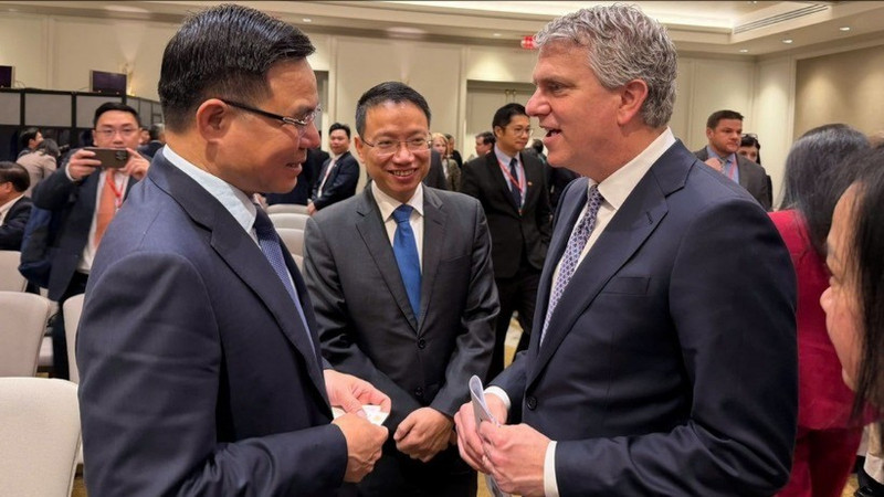 越南工贸部代理部长黎孟雄与美国商务部助理部长、国际贸易管理局局长戴维·福格尔（David Fogel）进行了交流。（图片来源：越通社）