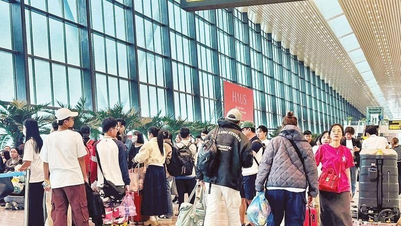 新山一国际机场在大年初四接待游客 17万余人次。