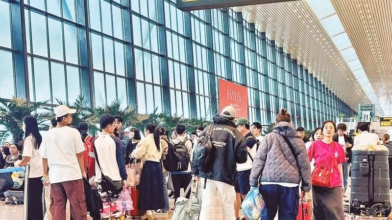 新山一国际机场在大年初四接待游客 17万余人次。