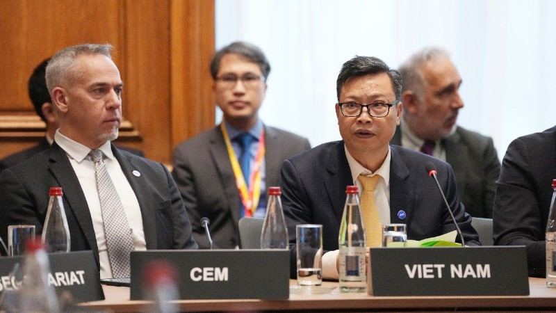 越南驻法国大使郑德海在会上发表讲话。