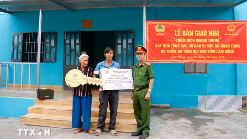 1月5日，林同省公安厅在林同省咸胜坊举行住房落成暨移交仪式，将一套新建住房正式交付给阮氏亮女士家庭。