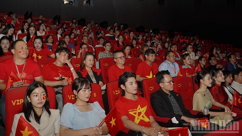 众多观众前来观看音乐会电影《祖国在我心中》特别放映会。
