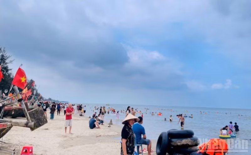 海岛旅游市场一片繁荣。（芳草 摄）