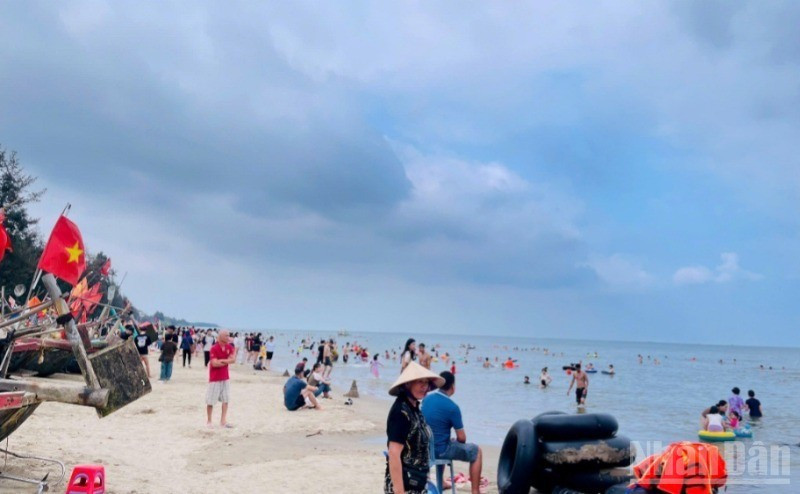 海岛旅游市场一片繁荣。（芳草 摄）