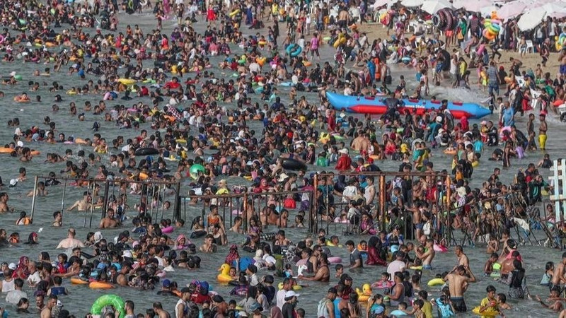 2024年7月，民众在埃及亚历山大（Alexandria）海边避暑。（图片来源：新华社/越通社）