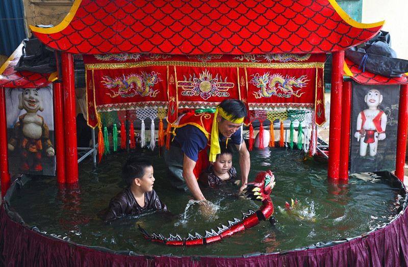 向后代传授水上木偶戏知识。（耀玉 摄）