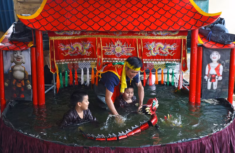 向后代传授水上木偶戏知识。（耀玉 摄）