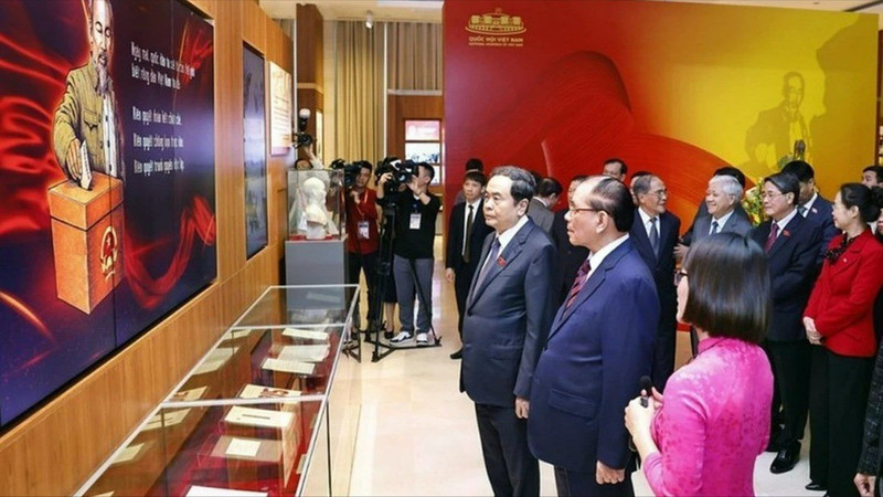 前越共中央总书记农德孟、国会主席陈青敏同各位代表参观越南国会博物馆。（图片来源：越通社）