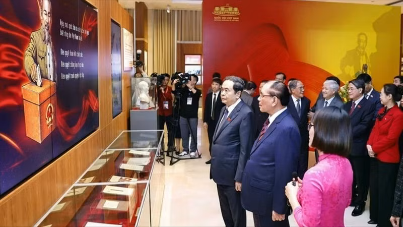 前越共中央总书记农德孟、国会主席陈青敏同各位代表参观越南国会博物馆。（图片来源：越通社）