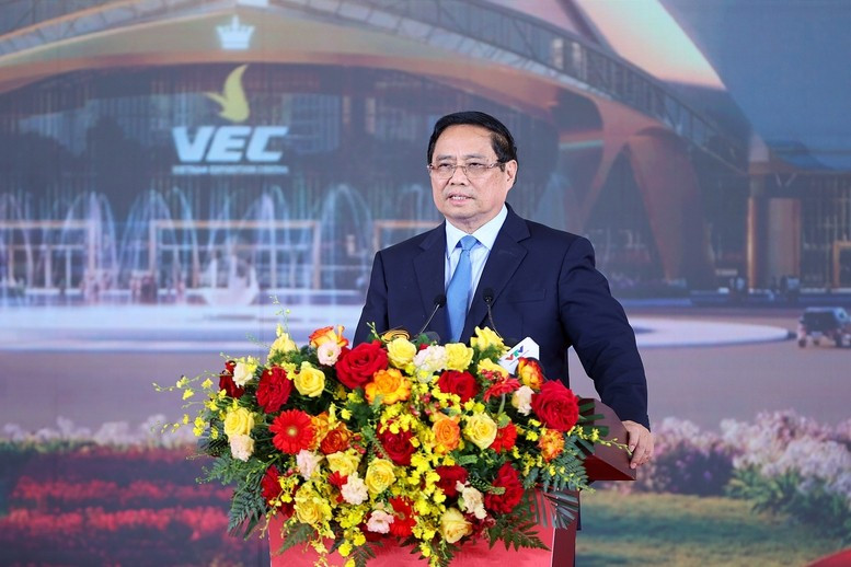 政府总理范明正在仪式上发表讲话。（图片来源：VGP）