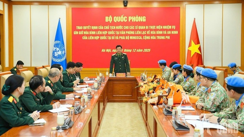 越南国防部向即将出国执行联合国维和任务的4名军官颁发任命书。（图片来源：越南人民军队报）