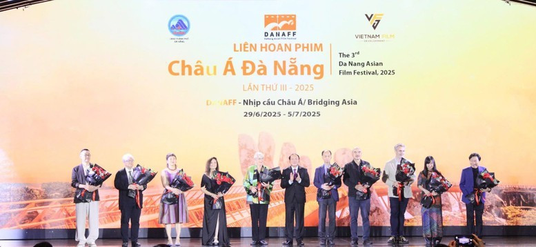 向2025年第三届岘港亚洲电影节的评委会送鲜花。（图片来源：VGP）
