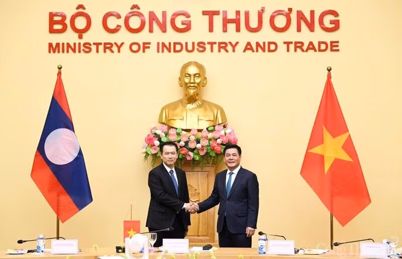 越南工贸部部长阮鸿延和老挝工贸部部长玛莱通·贡马西。（图片来源：moit.gov.vn）