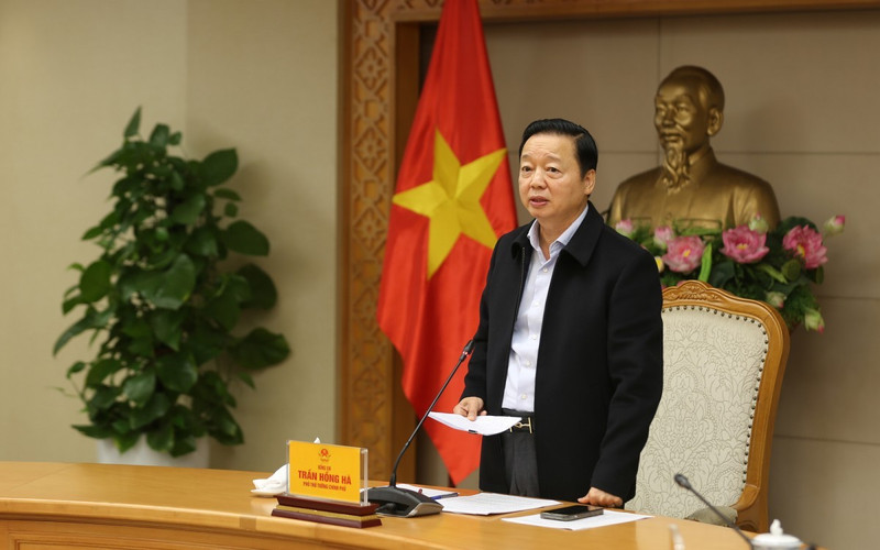 政府副总理陈红河召开有关第13号台风“海鸥”防治工作的会议。（图片来源：VGP）