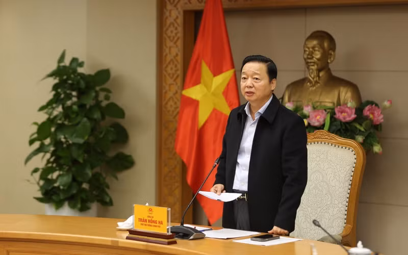 政府副总理陈红河召开有关第13号台风“海鸥”防治工作的会议。（图片来源：VGP）