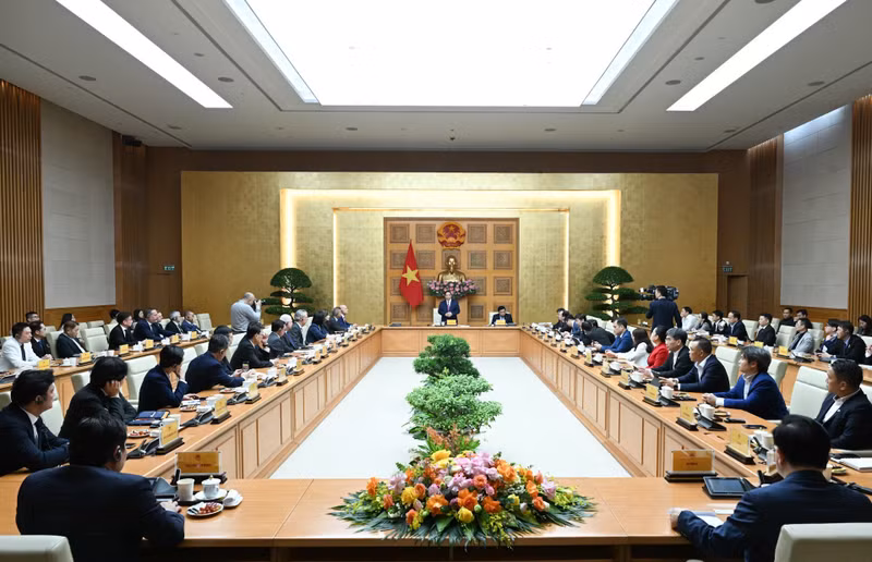 越南政府总理范明正会见访越并出席2025年越南国际半导体展览会的全球半导体协会领导及其成员企业代表团。（陈海 摄）
