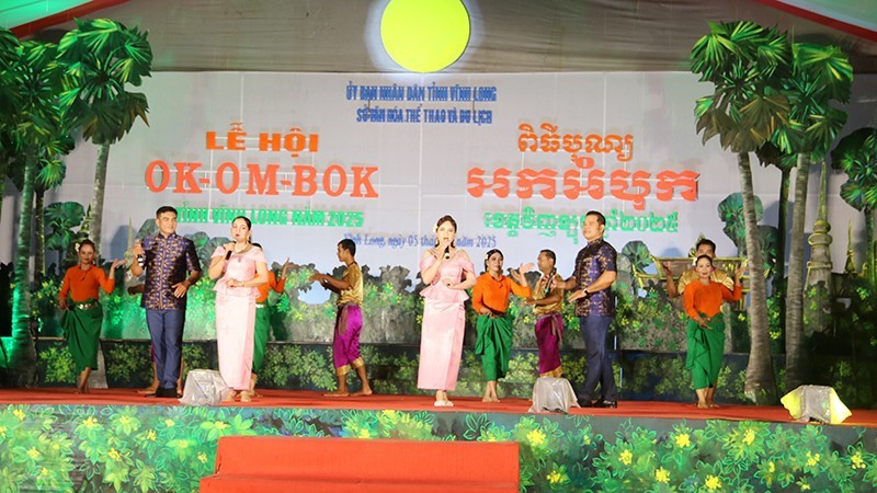 组委会在此次拜月节期间举行了多项文艺活动。