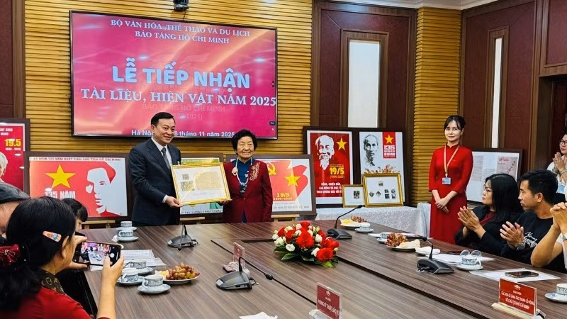 胡志明博物馆接收关于胡志明主席的珍贵资料和文物。