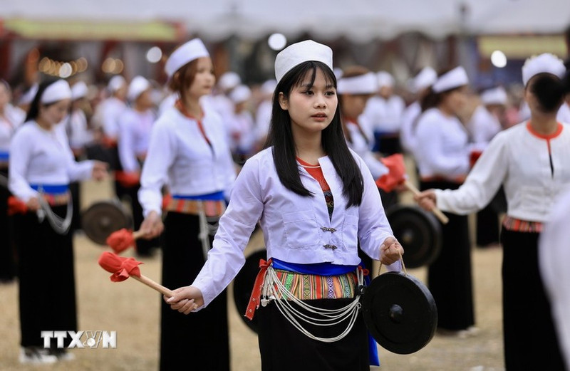 附图：芒族女性的服饰。（图片来源：越通社）
