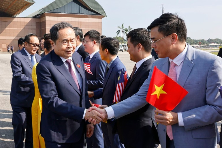 越南国会主席陈青敏圆满结束对马来西亚正式访问并出席AIPA-46之行。