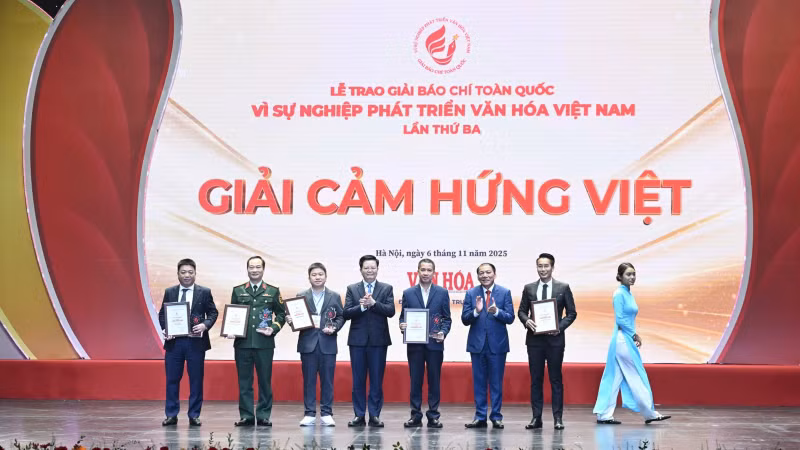 越共中央委员、政府副总理梅文正和越共中央委员、文化体育与旅游部部长阮文雄向优秀集体和个人颁发“越南灵感”奖。《人民报》社荣获“越南灵感”奖特别奖。
