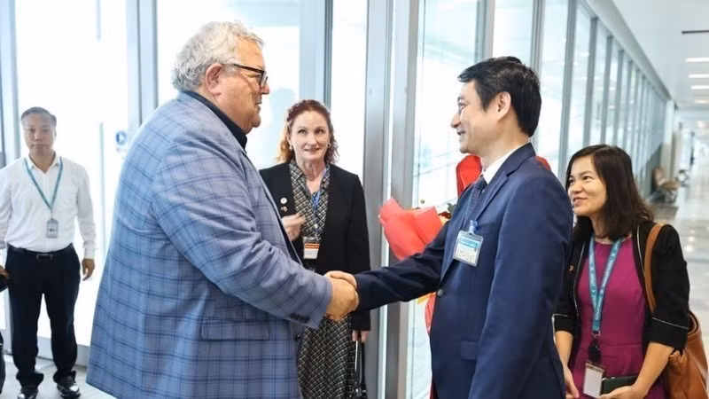 越南外交部副部长黎英俊来到内排国际机场迎接新西兰议会议长格里·布朗利。（图片来源：越通社）