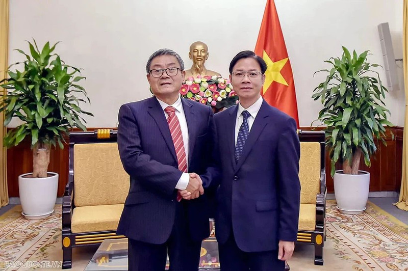 越南外交部副部长吴黎文会见中国外交部外交政策咨询委员会代表。（图片来源：《越南与世界报》）