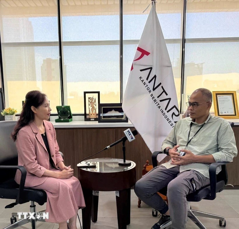 印度尼西亚安塔拉通讯社（ANTARA）新闻总监伊尔凡·朱奈迪接受越通社驻雅加达记者的采访。（图片来源：越通社）