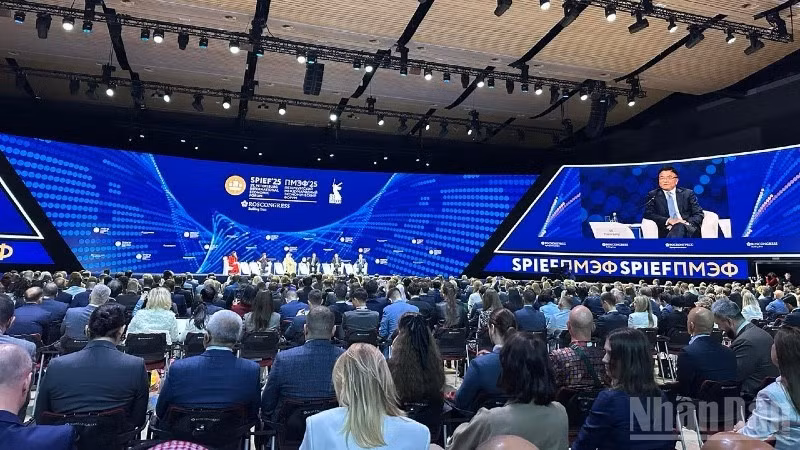 政府副总理黎成龙出席第28届圣彼得堡国际经济论坛开幕式。