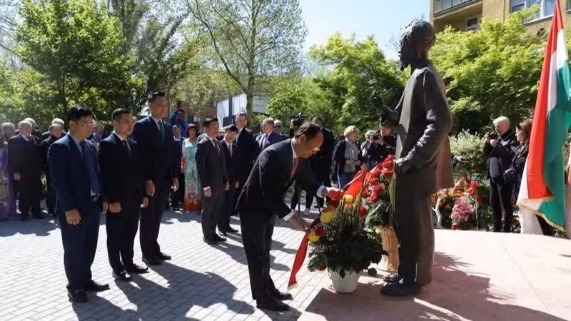 义安省人民委员会常务副主席裴青安与匈越友好协会代向胡志明主席塑像敬献鲜花。（图片来源：越通社）