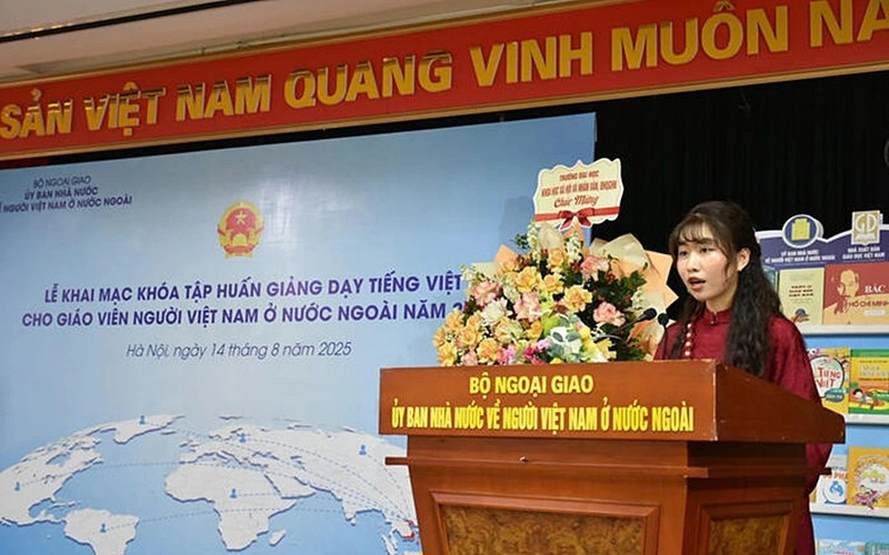 来自俄罗斯的越南侨胞学员在开班仪式上发表讲话。（图片来源：越南外交部海外越南人国家委员会）