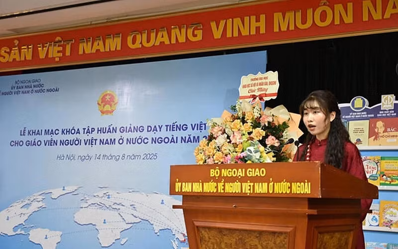 来自俄罗斯的越南侨胞学员在开班仪式上发表讲话。（图片来源：越南外交部海外越南人国家委员会）