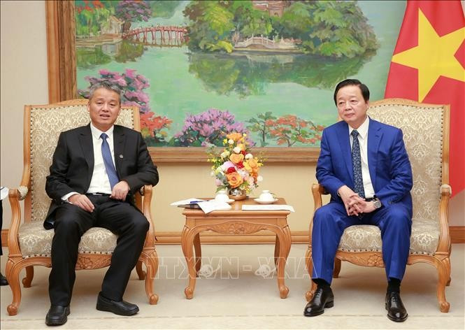 越南政府副总理陈红河在政府驻地会见了中铁六局集团总经理王波。（图片来源：越通社）