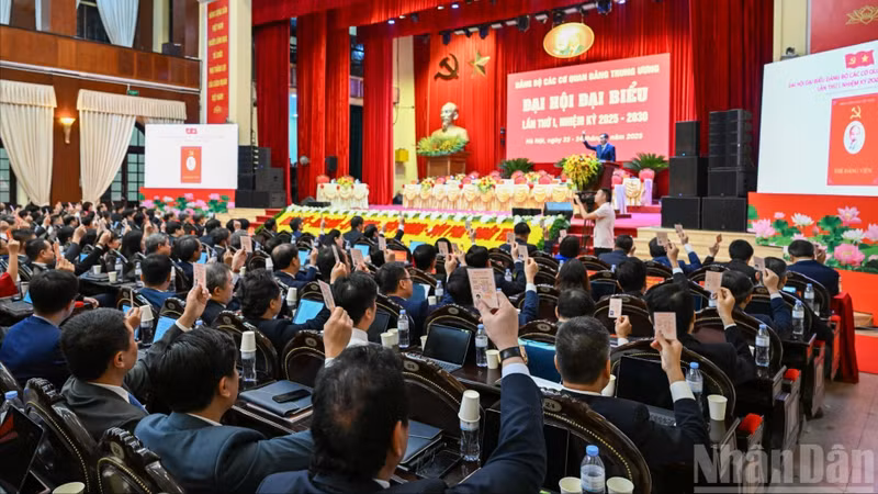 9月23日下午，中央党机关党部（以下简称党部）在河内隆重召开2025-2030年任期第一次代表大会。