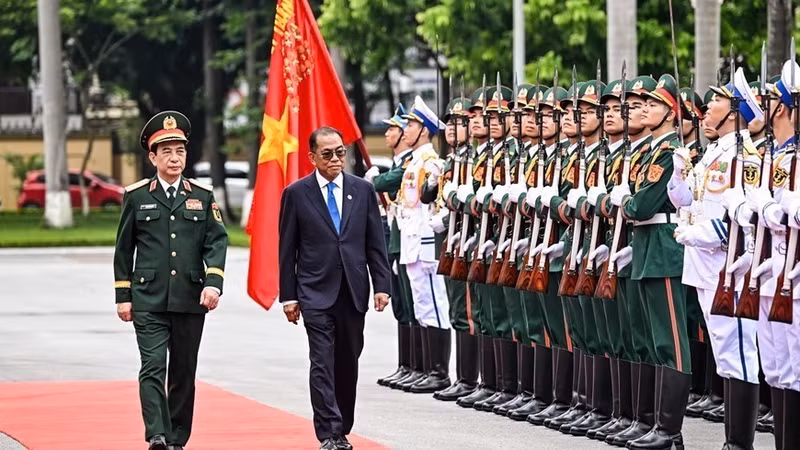 潘文江大将和努尔丁部长共同检阅越南人民军仪仗队。（图片来源：越南人民军队报网）
