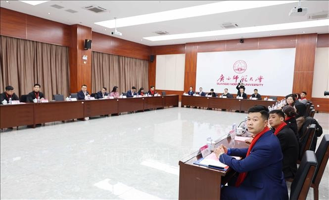 以“汇聚青年力量 共创绿色未来”为主题的越中青年对话会在中国广西壮族自治区桂林市举行。（图片来源：越通社）