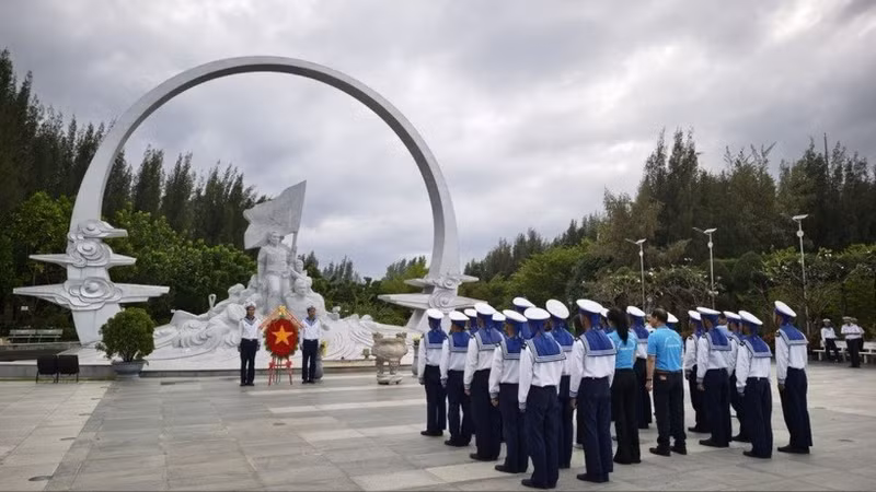 海外越南人国家委员会、波兰黄沙-长沙俱乐部以及“致力于越南海洋岛屿”欧洲越南人联络委员会在鬼鹿角礁战士纪念区进香。（图片来源：越通社）