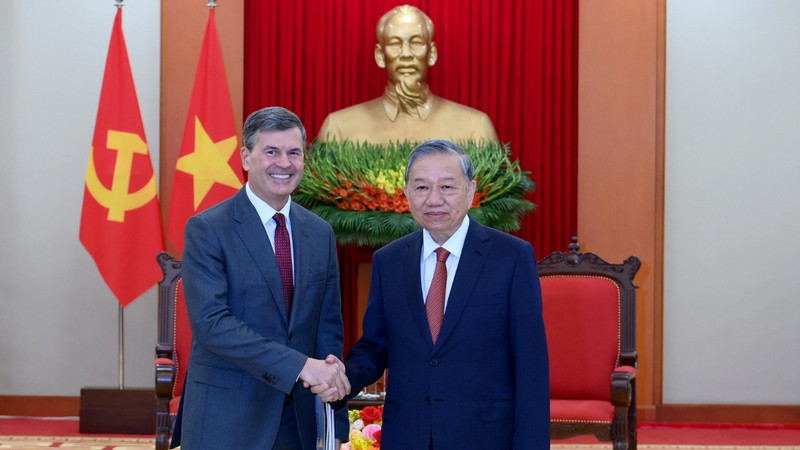 越共中央总书记苏林会见俄罗斯总统国民经济与公共管理学院院长阿列克谢·科米萨罗夫。（登科 摄）