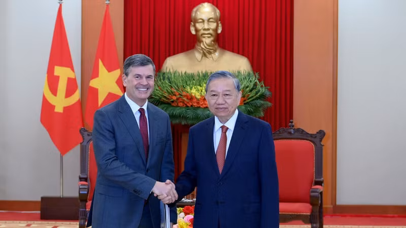 越共中央总书记苏林会见俄罗斯总统国民经济与公共管理学院院长阿列克谢·科米萨罗夫。（登科 摄）